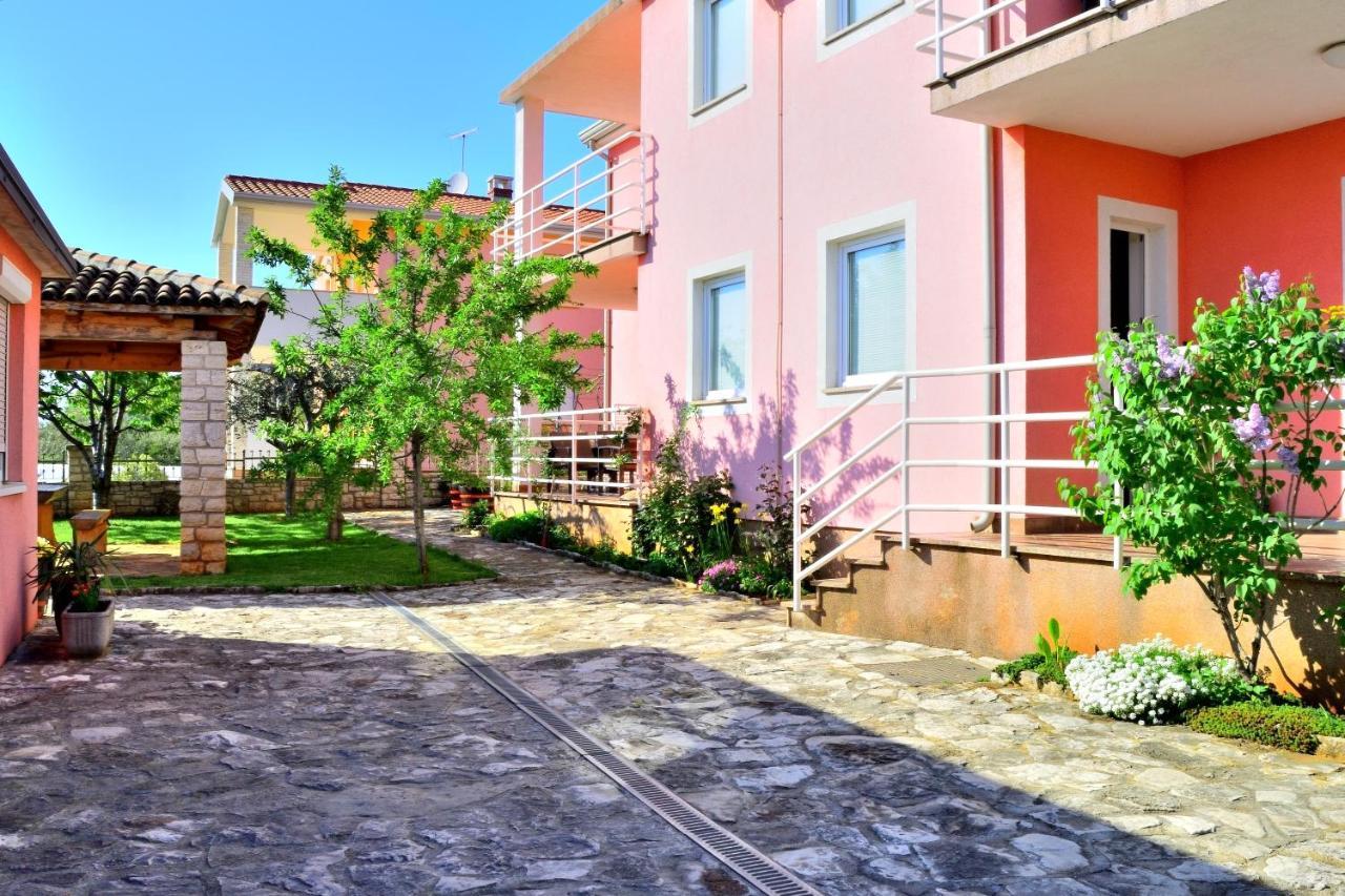 Apartment Domus Lauri Umag Exteriör bild