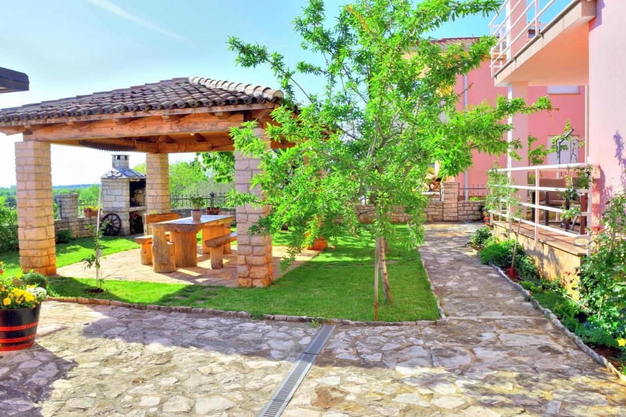 Apartment Domus Lauri Umag Exteriör bild